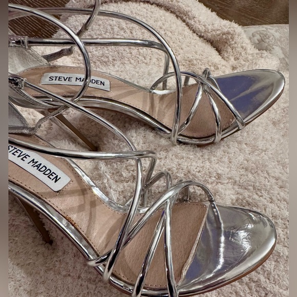 STEVE MADDEN SILVER HEELS. - Picture 3 of 7